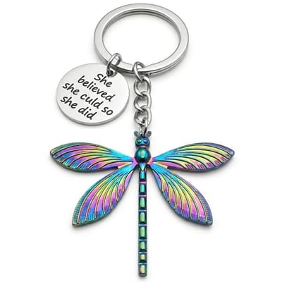 Zilverkleurige libelle sleutelhanger metaal sleutelhanger dames met veelkleurige libelle hanger en ronde tekst bedel met tekst She believed she could so she did, decoratieve keychain voor sleutels en tas