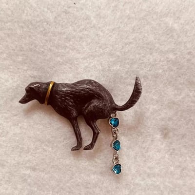 Wuli&baby Interessante Poepende Hond Broches Voor Vrouwen Emaille Lieflijke Kakkende Puppy Dier Feest Casual Broche Spelden Cadeaus black