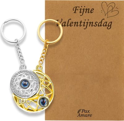 Koppel Sleutelhanger voor 2 'Fijne Valentijnsdag' - Rondjes ILY IN 100 TALEN - Sleutelhanger set op Cadeau Kaartje - Zilverkleurig & Goudkleurig - Vriendschap of Relatie Symbool - Pax Amare