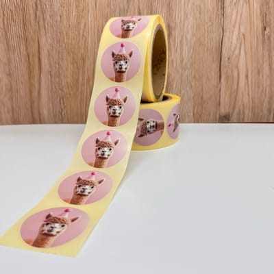 Sticker feestbeest alpaca rol 500 stuks - traktatie sticker kinderfeestje - cadeausticker kind - verjaardag sticker