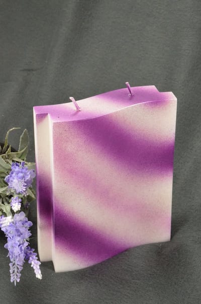 Adamo Kaars met 2 pitten in PAARS en WIT, hoogte: 17 cm - Gemaakt door Candles by Milanne