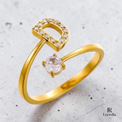 Leerella | D | Verstelbare Goudkleurige Initialen Ring - RVS Letter Ring met Zirconia Steentjes - Persoonlijke Naamring Dames
