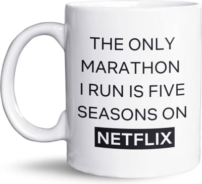 NietMokken.nl - Grappige mok met tekst - "The only marathon I run is five seasons on Netflix" - 325 ml - Keramische mok - Leuk als cadeau voor binge-watchers - Vaatwasser- en magnetronbestendig