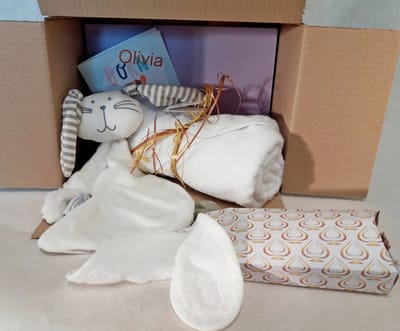Baby Cadeau Pakket- Geboorte Cadeau-Baby geschenk pakket-Met geborduurde naam op Badcape-0Kraam mand voor Meisjes & Jongens-Geboorte geschenk set met Funnies Badcape, Slabbetje, en Tutlap in doosje. voor o.a. een baby shower