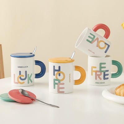 Kleine Cadeau Beker met Deksel met Handvat Waterbeker Letters Eenvoudige Mok Keramische Beker Creatieve Cadeau Beker met Lepel 350ML beige