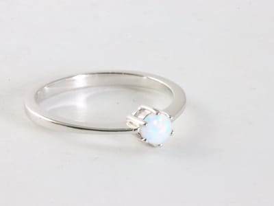 Fijne hoogglans zilveren ring met welo opaal - maat 16.5