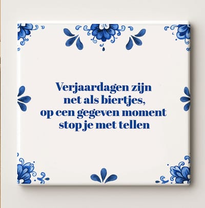 Grappige Verjaardagstegel “Verjaardagen Zijn Net als Biertjes, op een Gegeven Moment Stop Je met Tellen” 15x15 cm – Humoristische Blauwe Delfts-Stijl Keramische Cadeautegel voor Verjaardagen