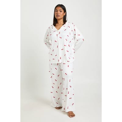 boohoo Dames Plus Valentijnsdag Hart Print Lange Mouw Shirt & Broek Pyjama Set | Wit | Maat: 44