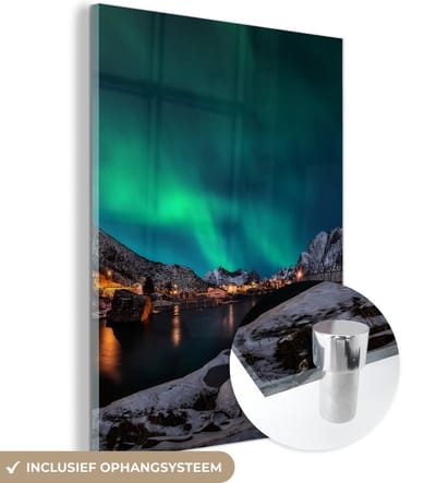 MuchoWow® Glasschilderij 120x160 cm - Schilderij acrylglas - Noorderlicht - IJsland - Sneeuw - Dorp - Groen - Bergen - Foto op glas - Schilderijen