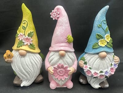 Decoratieve polyresin beeldjes ''Kabouters met bloemen "- Set van 3 stuks - meerkleurig+ roze - hoogte 14 x 6 x 5 cm - Woonaccessoires - Decoratieve beelden