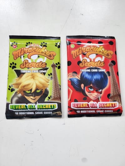 Miraculous Secrets trading card game - 10 additional game cards (1 secret card/2 foil cards/7 cards)