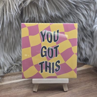 Wenstegeltje - You got this – Motiverend spreuktegeltje – Cadeau - Hip trendy tegeltje – Tegeltje met Spreuk – Keramiek – Wanddecoratie – Sfeervol en Persoonlijk – Trendy nu – Origineel cadeau - Incl standaard