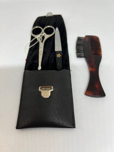 Solingen etui met vijl, schaartje en kammetje
