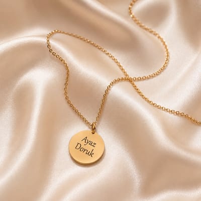 Engravia by Derya – Gepersonaliseerde naam ketting met gravure – RVS goudkleurig – Cadeau voor vriendin / moeder - Elegant & modern design- Dames sieraad- Perfect cadeau voor haar – 15 mm hanger
