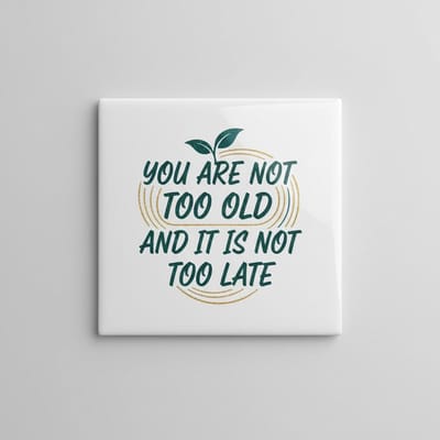 Inspirerende Tekst Keramische Tegel “You Are Not Too Old & It Is Not Too Late” – Positieve Motivatie Wanddecoratie – 15 × 15 cm