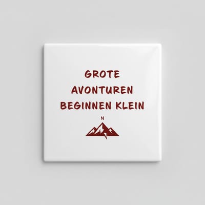 “Grote Avonturen Beginnen Klein” Keramische Tegel met Bergenicoon – Inspirerende Quote Wanddecoratie – 15 × 15 cm