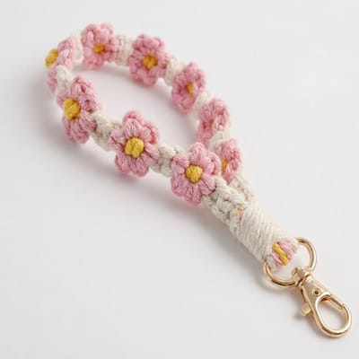 Roze wit textiel sleutelhanger dames en heren met gehaakte bloem details en macramé lus – handgemaakte bohemian daisy keychain met goudkleurige karabijnsluiting