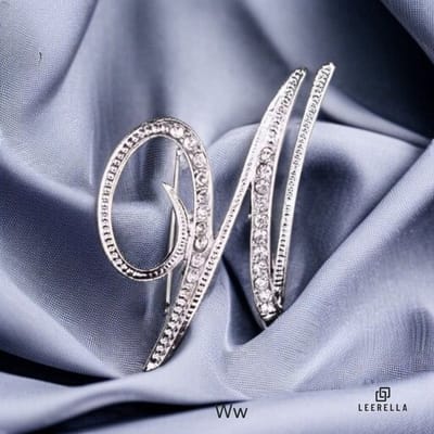 Luxe Strass | W | Letter Broche Zilverkleurig met Zirconia Steentjes – Unisex Cursieve Initialen Pin Diverse Maten Voor Heren & Dames
