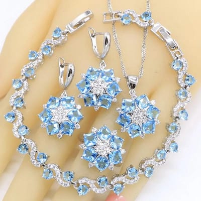 Romantische dames sieradenset uit Europa en de Verenigde Staten: een explosie van lichtblauwe zirkoon oorbellen, een ketting en een armband. 6 yards gray