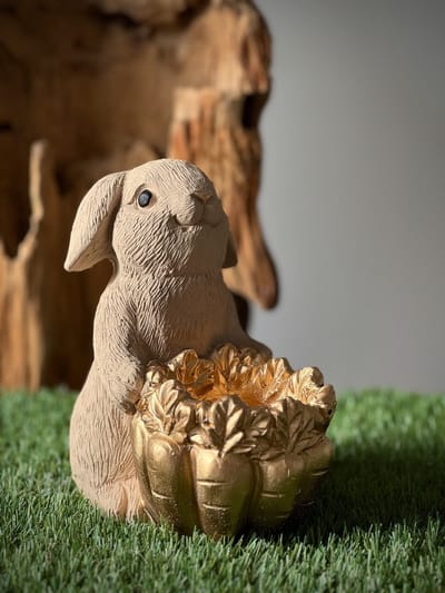 Konijn/paashaas met schaal voor paaseieren camel 19.5 cm hoog - steen - decoratief beeld of figuur - thema Pasen - lentecollectie - zomercollectie - cadeau - geschenk - voor binnen - decoratie - interieur - voorjaar