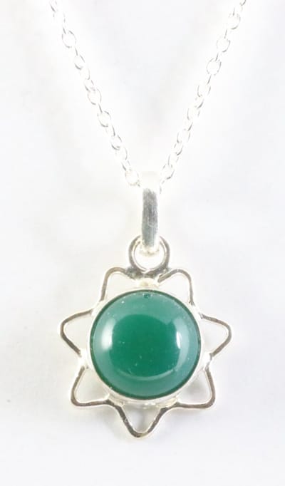 Fijne opengewerkte zilveren hanger met groene onyx aan ketting