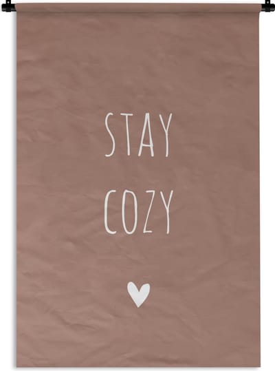 Wandkleed - Wanddoek - Engelse quote "Stay cozy" met een hartje op een bruine achtergrond - 120x180 cm - Wandtapijt