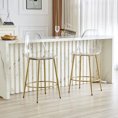 Set van twee transparante barkrukken met een zwevend design – ideaal voor open keukens in Europese stijl. De gouden metalen poten vormen een perfecte aanvulling op het subtiel luxueuze minimalisme. Totale hoogte: 102 cm.