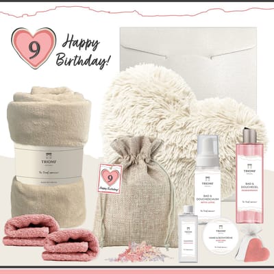 Geschenkset “9 Happy Birthday!” - 10 producten - 1580 gram | Triomf Original - Cadeau voor haar 9 jaar Wellness Cadeaupakket Meisje Kussen Hartje Fleecedeken Gefeliciteerd Verjaardag Feestje Cadeau Pakket Luxe Cadeaubox Party Girl Gift Roze Beige