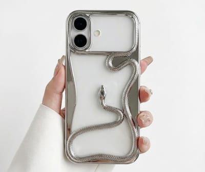 Zilverkleurig transparant telefoon hoesje geschikt voor iPhone 16 Plus – backcover met 3D slang detail, zacht TPU softcase met verhoogde rand en elektroplating afwerking
