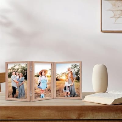 Drievoudige opvouwbare fotolijst in natuurlijke houtkleur