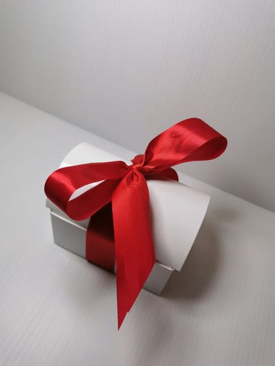 luxe geschenkdoosje met 30 badparels in assorti roze- rood kleuren met de geur van rozen