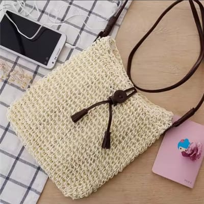 100% rieten cross body tasje - BEIGE kleur - leerlook riem - knop sluiting