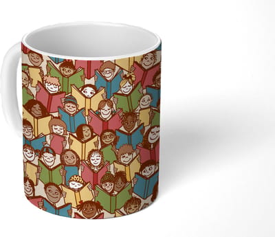 Mok - Koffiemok - Patronen - Boek - Kinderen - Jongens - Lezen - Kids - Jongetje - Mokken - 350 ML - Beker - Koffiemokken - Theemok