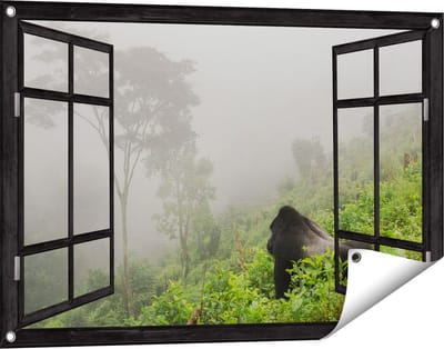 Gards Tuinposter Doorkijk Gorilla in het Woud tijdens de Mist - 90x60 cm - Tuindoek - Tuindecoratie - Wanddecoratie buiten - Tuinschilderij