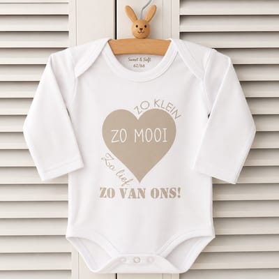 Baby romper met tekst-zwangerschap aankondiging 2026 Zo klein zo lief zo mooi, zo van ons Maat 50-56 - cadeau geboorte bekendmaking voor de liefste aanstaande opa en oma oom tante papa mama broer zus kraamcadeau van het jaar 2027
