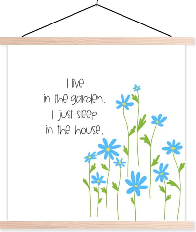 Posterhanger incl. Poster 40x40 cm - Schoolplaat - Quotes - Spreuken - I live in the garden I just sleep in the house - Textielposter - Blanke latten
