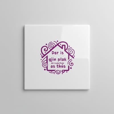 Keramische Tegel met Dialect Tekst “Der is gjin plak sa as thús” – Decoratieve Wandtegel – 15 x 15 cm