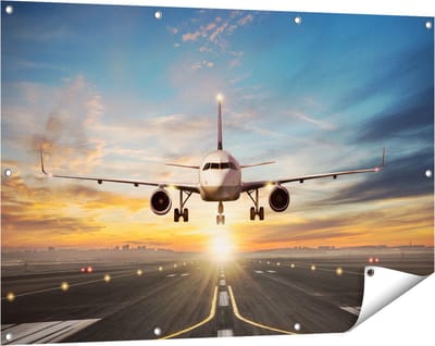 Gards Tuinposter Vliegtuig met een Landing op de Luchthaven - 120x80 cm - Tuindoek - Tuindecoratie - Wanddecoratie buiten - Tuinschilderij