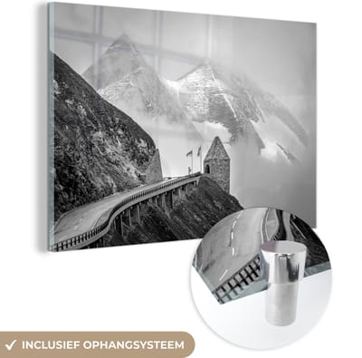MuchoWow® Glasschilderij 150x100 cm - Schilderij acrylglas - Bergen achter de Grossglockner Hoge Alpenweg in Europa - zwart wit - Foto op glas - Schilderijen