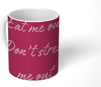 Mok - Koffiemok - eat me out don't stress me out - Roze - Minimalistisch - Mokken - 350 ML - Beker - Koffiemokken - Theemok - Mok met Tekst