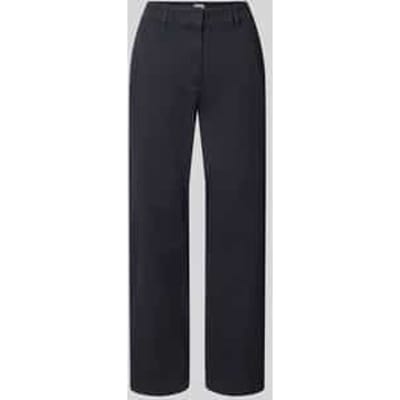 chino met paspelzak achter