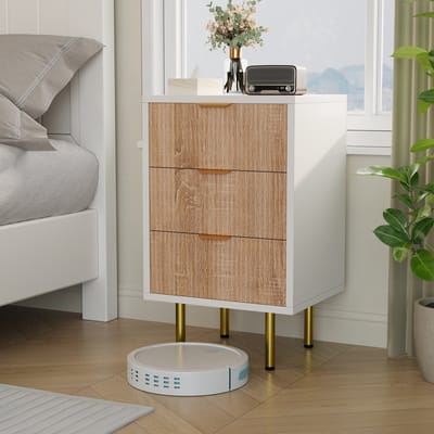 Nachtkastje met 3 laden, gouden poten en lades met verticale groeven voor een moderne en elegante touch in de slaapkamer