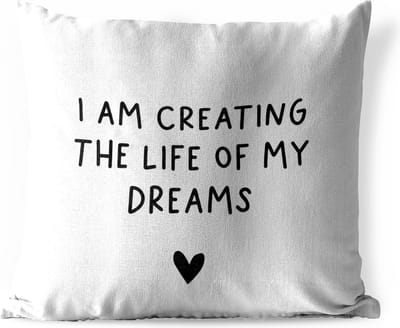 Sierkussen Buiten - Engelse quote "I am creating the life of my dreams" tegen een witte achtergrond - 60x60 cm - Weerbestendig