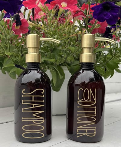 BBBLS® Design Dispenser Giftset "Shampoo Conditioner" | Bruin Kunststof | 500ml | RVS / Metaal Pomp Goud | Zeeppomp | Zeepdispenser | Zeephouder