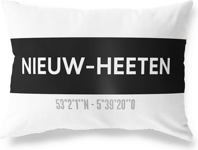 Tuinkussen NIEUW-HEETEN - OVERIJSSEL met coördinaten - Buitenkussen - Bootkussen - Weerbestendig - Jouw Plaats - Studio216 - Modern - Zwart-Wit - 50x30cm