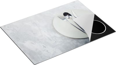 Chefcare Inductie Beschermer Bestek met een Bord op Witte Marmer - 75x50 cm - Afdekplaat Inductie - Kookplaat Beschermer - Inductie Mat