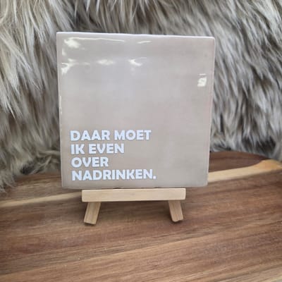 Robuust wenstegeltje - Daar Moet Ik Even Over Nadrinken – Quote Tegeltje – Wanddecoratie – Sfeervol en Persoonlijk – Trendy nu – Origineel cadeau - Met standaard – Cadeau Idee