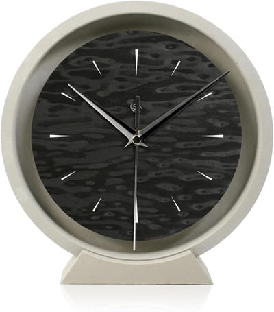 Ronde tafelklok van beton in industrieel design – stille staande klok zonder tikken in minimalistisch design met exclusief echt hout decor – afmetingen ca.: 22 x 23 cm (vogeloog esdoorn donker, stil
