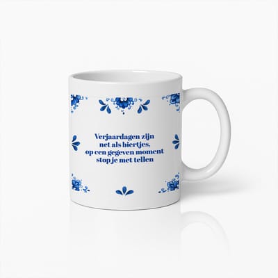 Grappige Verjaardag Mok 330ml – “Verjaardagen zijn net als biertjes, op een gegeven moment stop je met tellen” – Humoristische Delfts Blauwe Koffiebeker Cadeau