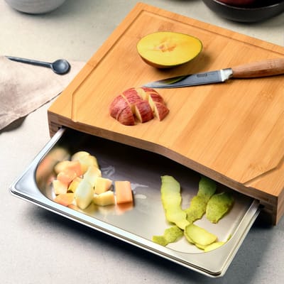 FSC® Bamboe Houten Snijplank met 1 RVS Lade - 2in1 Verhoogde Snij Plank met 1 RVS Uitschuifbare laden aan de Voorkant (Opvangbakken) - Afm. 36.5 x 28.5 x 6.8 Cm.